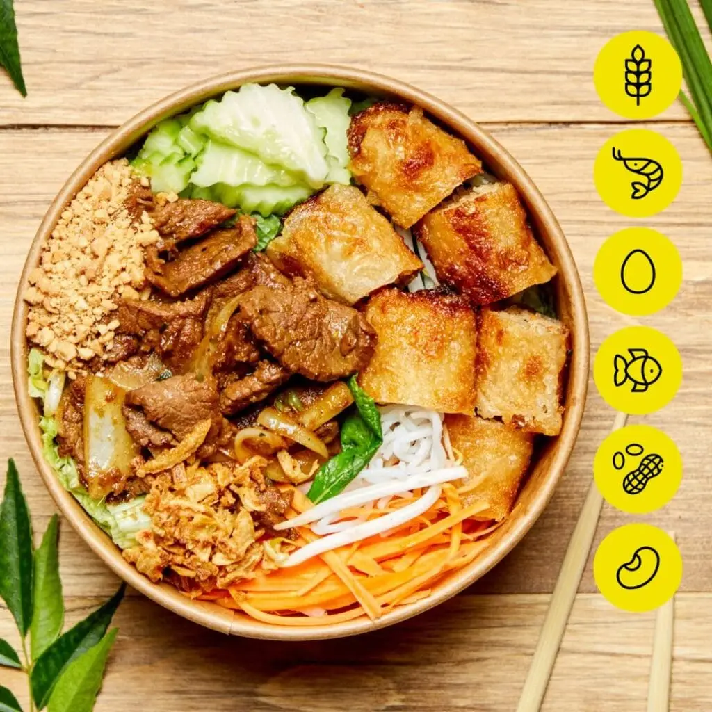 Bangcook – Bo Bun Bœuf, une explosion de saveurs thaï et vietnamiennes avec du bœuf mariné, des nems croustillants et des légumes frais.