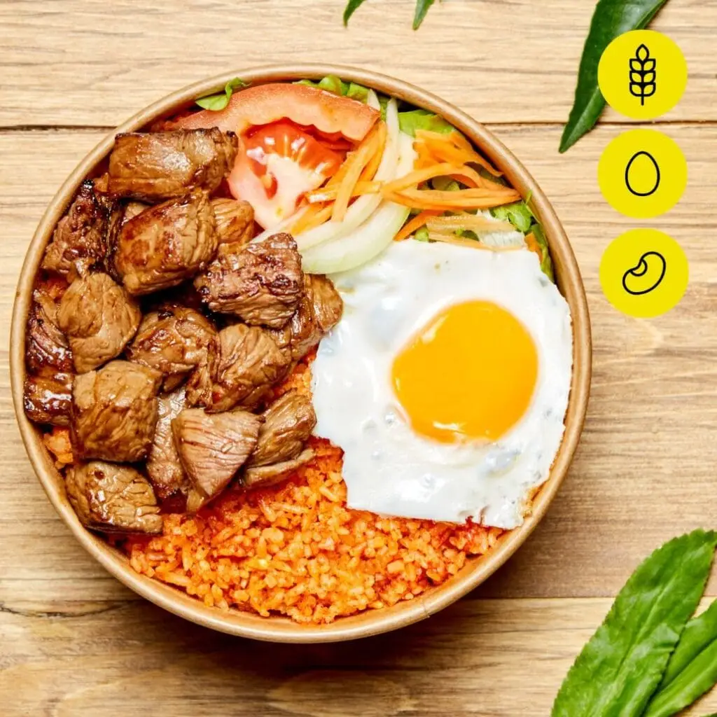 Bangcook – Loc Lac Bœuf, riz parfumé aux épices, morceaux de bœuf caramélisé et œuf au plat, une spécialité thaï authentique