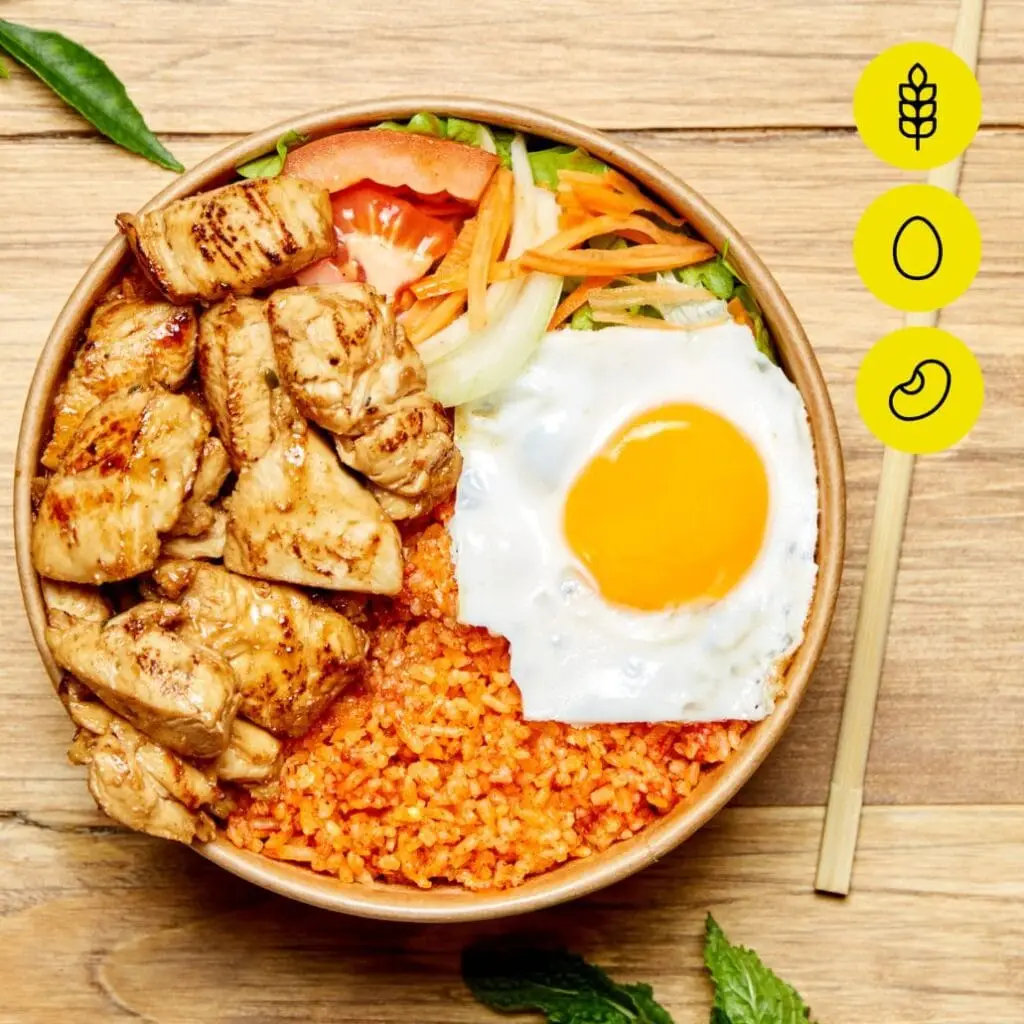 Bangcook – Loc Lac Poulet, riz parfumé aux épices, morceaux de poulet grillé et œuf au plat, une spécialité thaï savoureuse