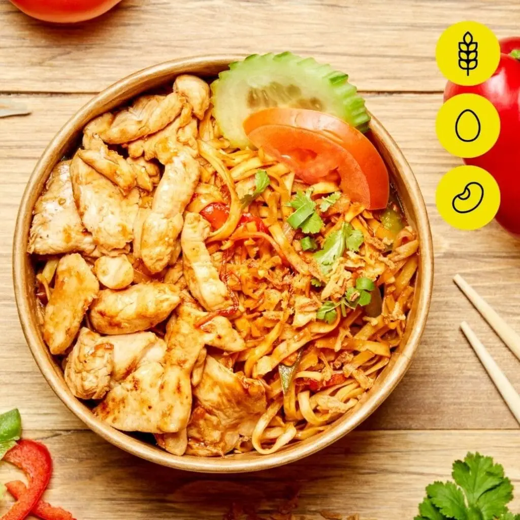 Bangcook Mi Prat Poulet - nouilles thaï au wok, saveurs thaïlandaises, street food thaï populaire.