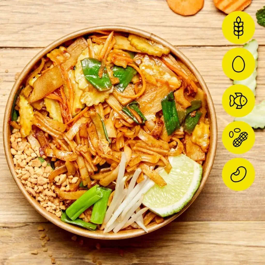Bangcook – Pad Thaï Légumes, une explosion de saveurs thaï avec des nouilles de riz sautées, des légumes croquants et des cacahuètes.