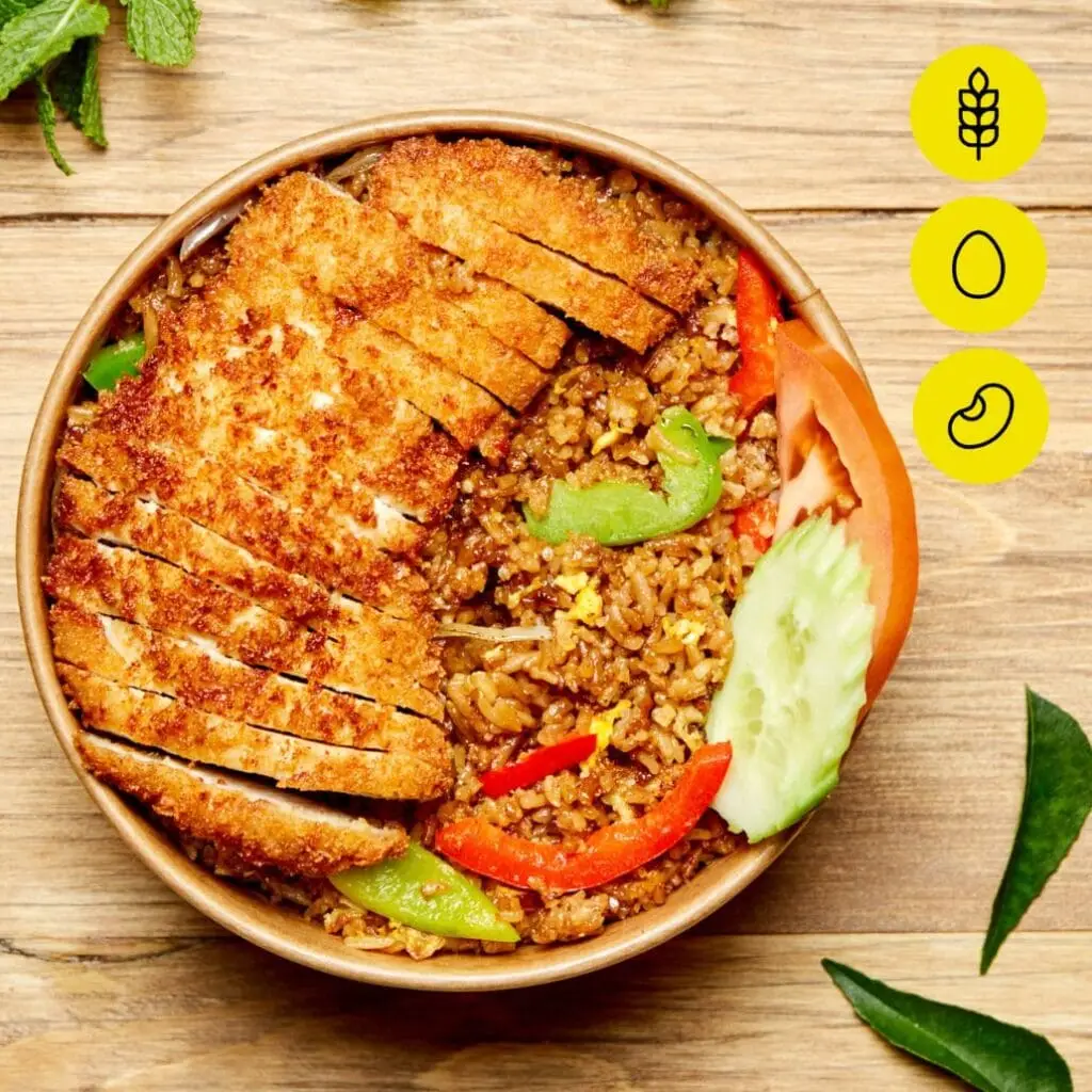 Bangcook – Poulet Croustillant, riz sauté aux légumes et morceaux de poulet pané façon thaï, une fusion parfaite de croustillant et de saveurs exotiques