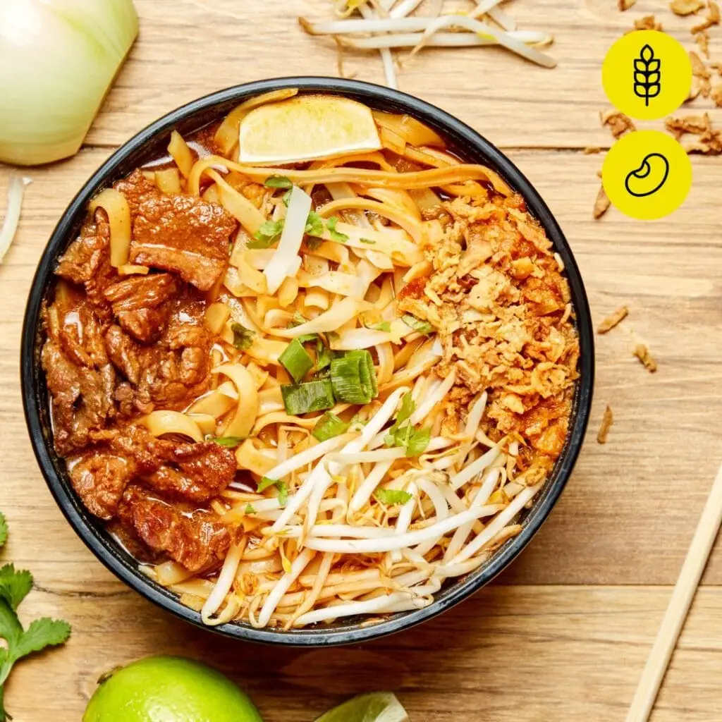 Bangcook – Soupe Phö, bouillon parfumé aux épices, nouilles de riz, bœuf mariné et pousses de soja, un classique thaï revisité avec authenticité