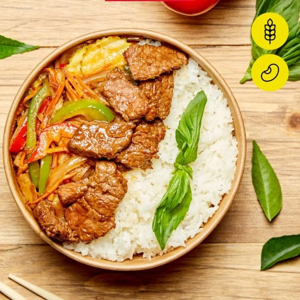 Bangcook – Basilic Thaï Bœuf, wok de bœuf mariné au basilic thaï, accompagné de riz parfumé, une street food thaï authentique.
