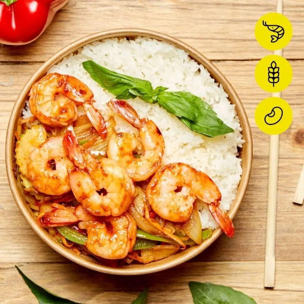 Bangcook – Basilic Thaï Crevettes, wok de crevettes marinées au basilic thaï, accompagné de riz parfumé, une street food thaï authentique.