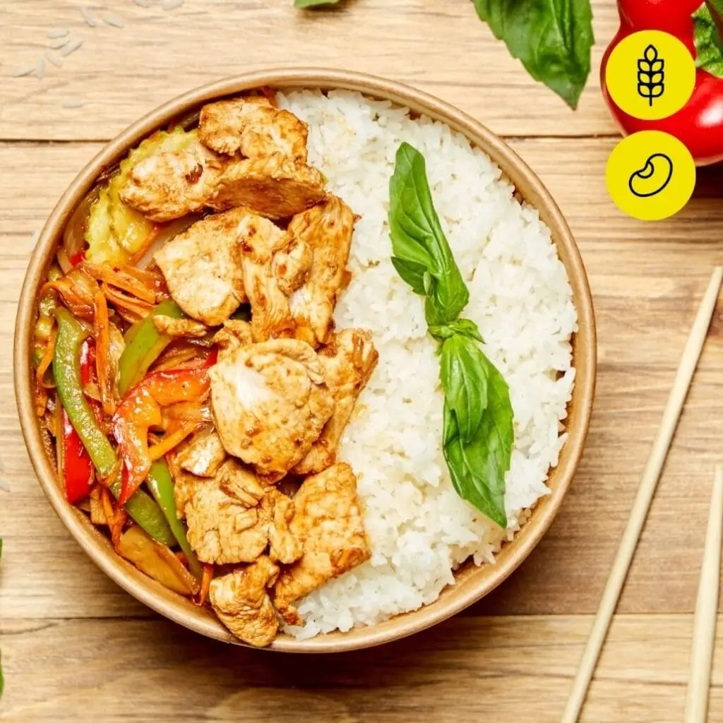 Bangcook – Basilic Thaï Poulet, wok de poulet mariné au basilic thaï, accompagné de riz parfumé, une street food thaï authentique.