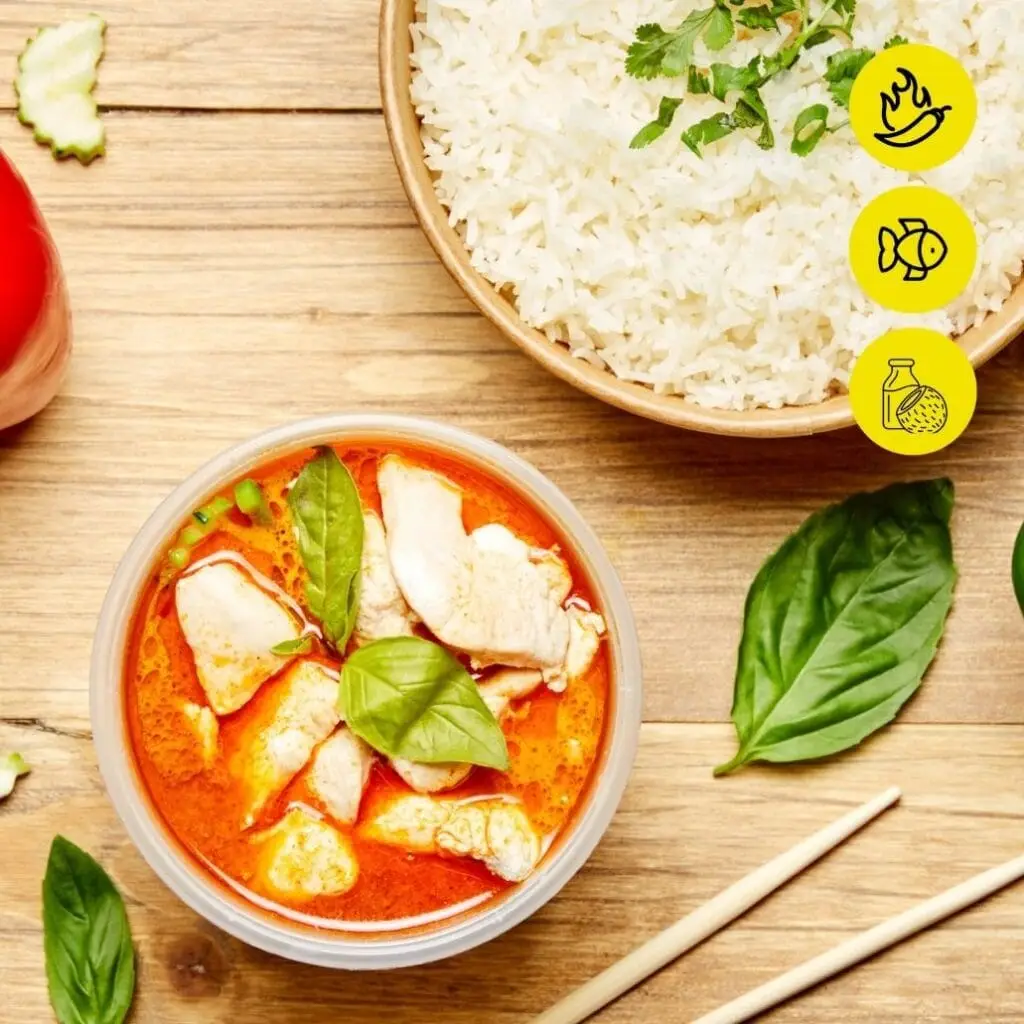 Bangcook – Curry Rouge Poulet, un classique thaï avec du poulet, du curry rouge crémeux et du riz parfumé aux épices.