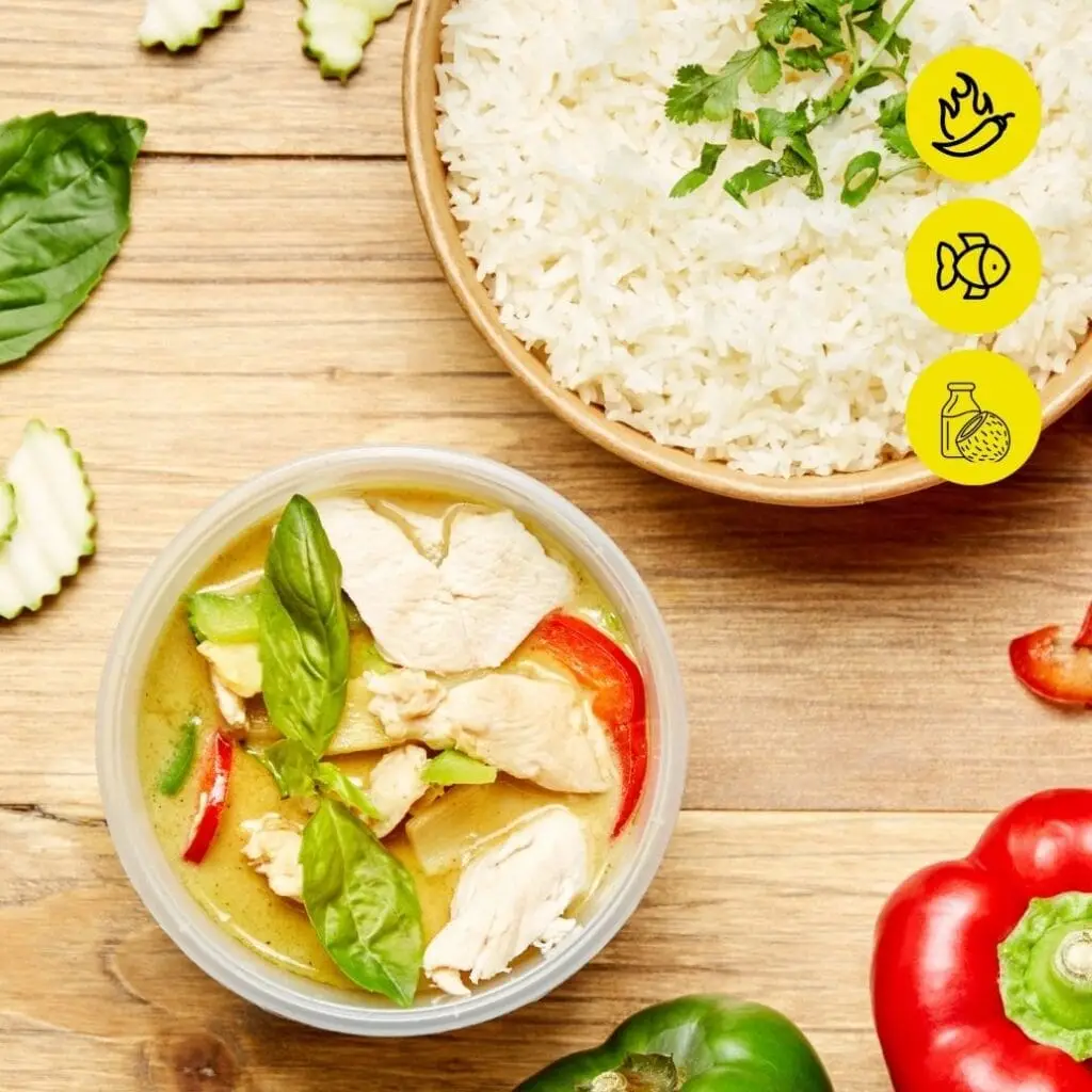 Bangcook – Curry Vert Poulet, un classique thaï au lait de coco et épices, avec du riz parfumé et du poulet tendre sauté au wok.