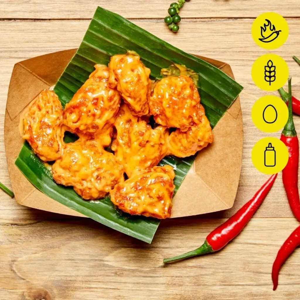 Bangcook – Dynamite Poulet, un fast food épicé et croustillant, bouchées de poulet pané nappées d’une sauce relevée.