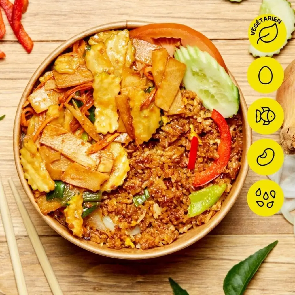 Bangcook Khao Prat Légumes - riz parfumé sauté au wok avec légumes variés et œuf, une spécialité thaï authentique et veggie.
