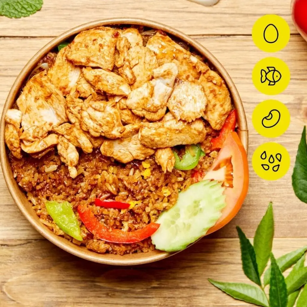 Bangcook Khao Prat Poulet - un riz thaï sauté au wok avec poulet, œuf et légumes, une spécialité de la street food thaïlandaise.