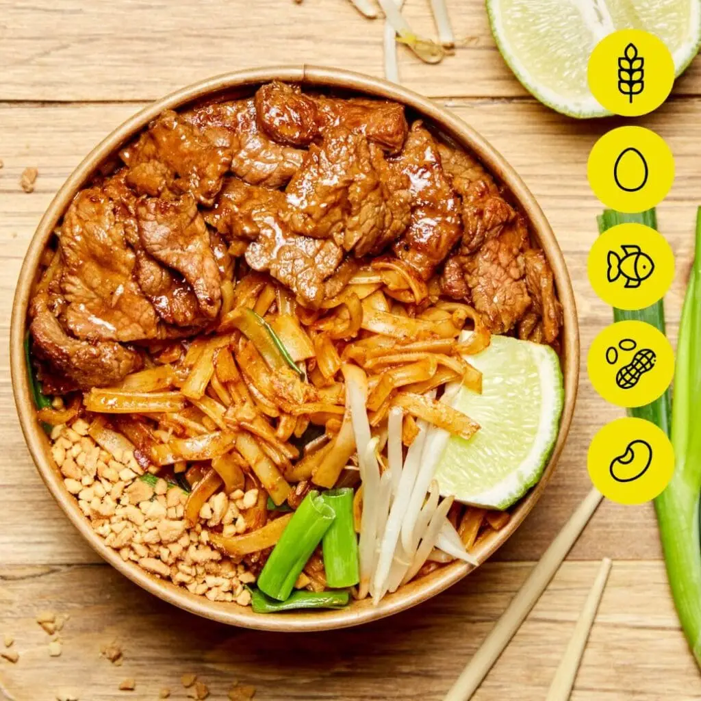 Bangcook – Pad Thaï Bœuf, une explosion de saveurs thaï avec du bœuf mariné, des nouilles sautées, des cacahuètes et des pousses de soja.