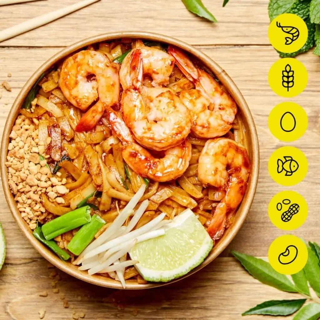 Bangcook – Pad Thaï Crevettes, une explosion de saveurs thaï avec des crevettes sautées, des nouilles de riz, des cacahuètes et du citron vert.