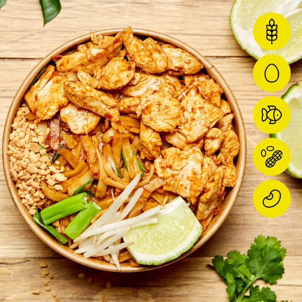 Bangcook Pad Thaï Poulet - nouilles thaï au wok, poulet mariné, citron vert et cacahuètes croquantes, une explosion de saveurs.