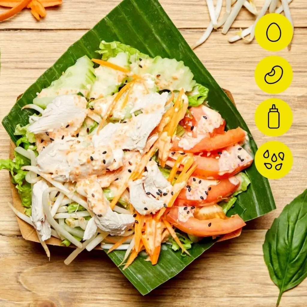 Bangcook – Salade Poulet, une street food thaï légère et savoureuse avec poulet grillé, légumes croquants et sauce thaï parfumée.