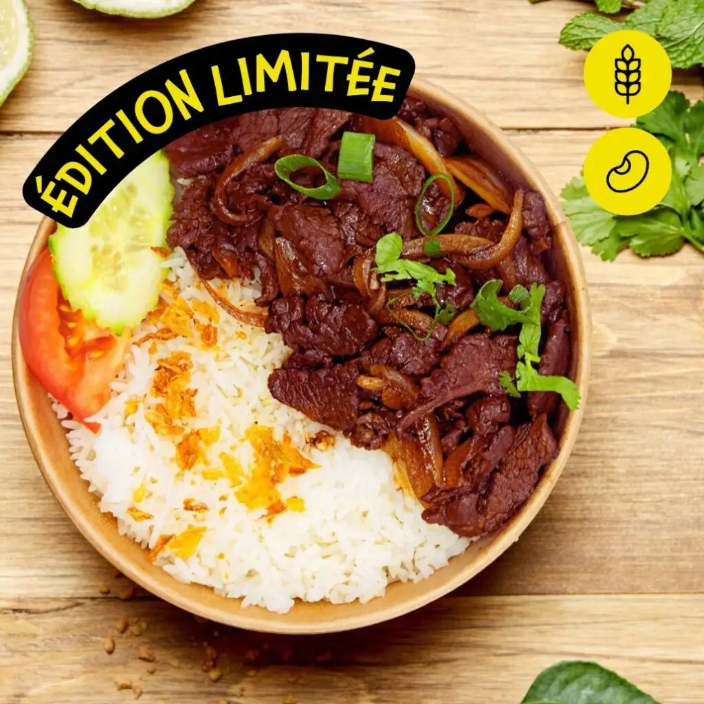 Bangcook Beef Onion - bœuf mariné et oignons sautés au wok, servis avec du riz thaï, un incontournable de la street food.
