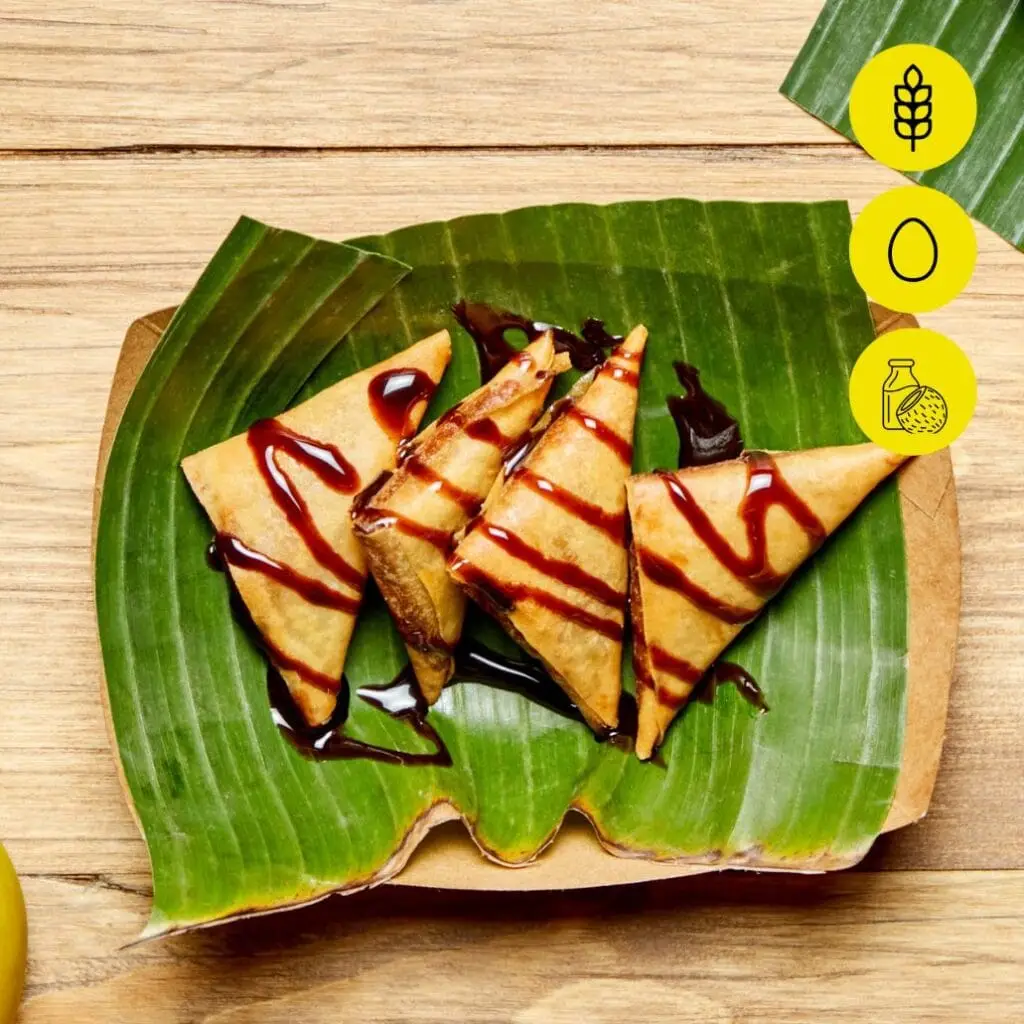 Bangcook – Samoussas Banane Choco, un dessert thaï croustillant avec banane fondante et chocolat, une touche gourmande.