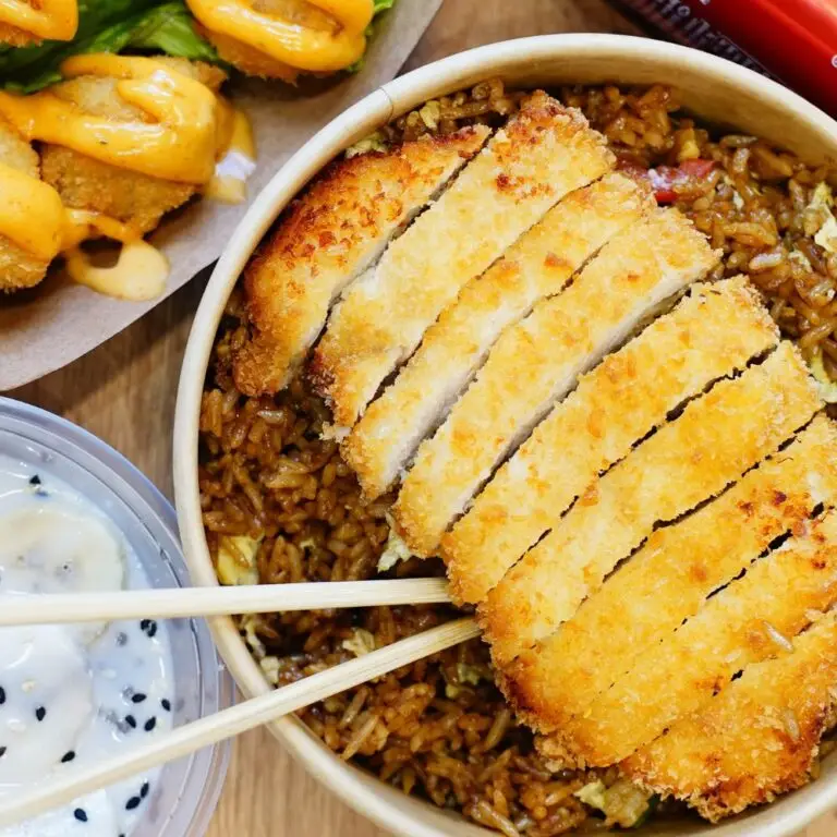 Bangcook – Khao Prat Spécial Poulet Croustillant, un riz thaï sauté au wok accompagné de poulet pané doré et savoureux.