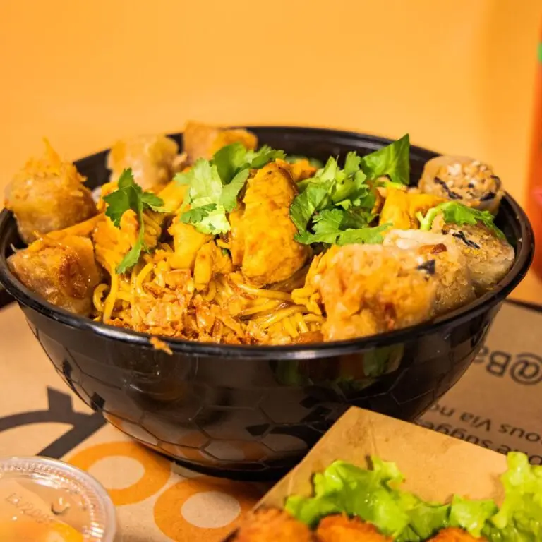 Bangcook – Bo Bun Thaï, un bol gourmand de vermicelles de riz, bœuf mariné, légumes croquants et sauce savoureuse, street food thaï.