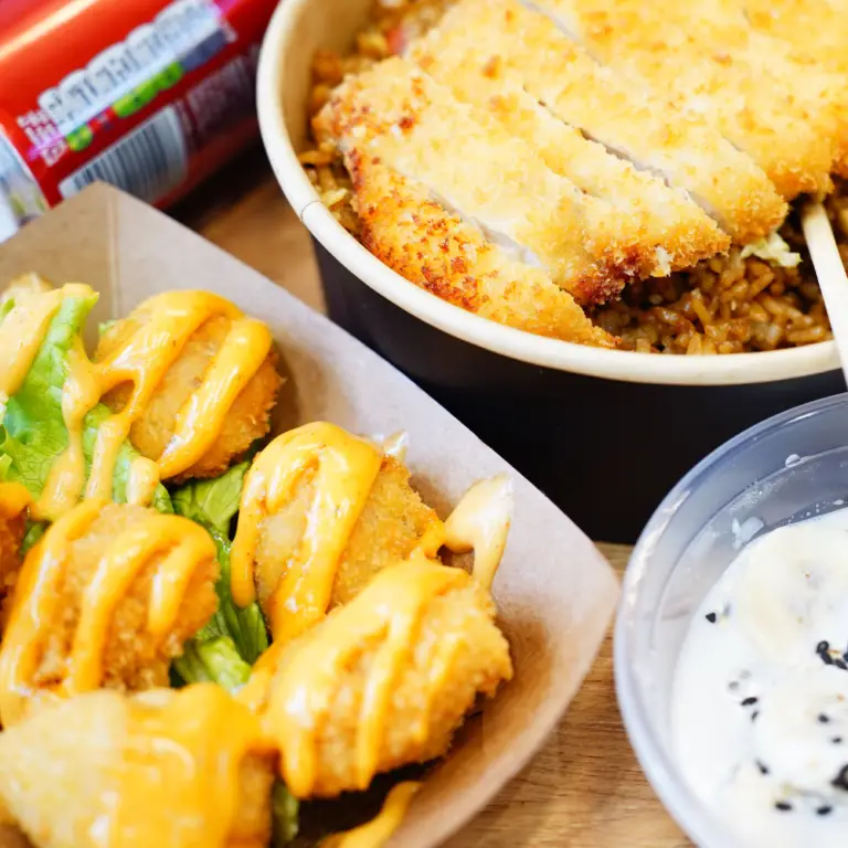 Bangcook – Dynamite Crevettes, crevettes panées croustillantes enrobées d’une sauce épicée, une street food thaï savoureuse.