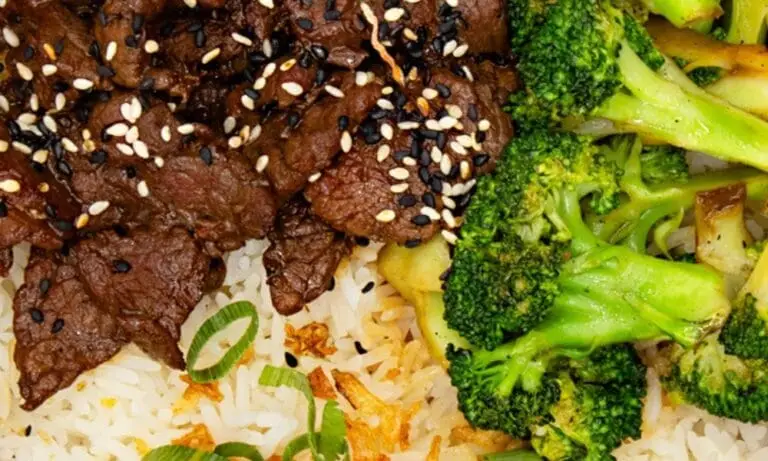 Bangcook – Beef Broco, bœuf sauté au wok avec brocolis croquants et sauce parfumée, accompagné de riz thaï.
