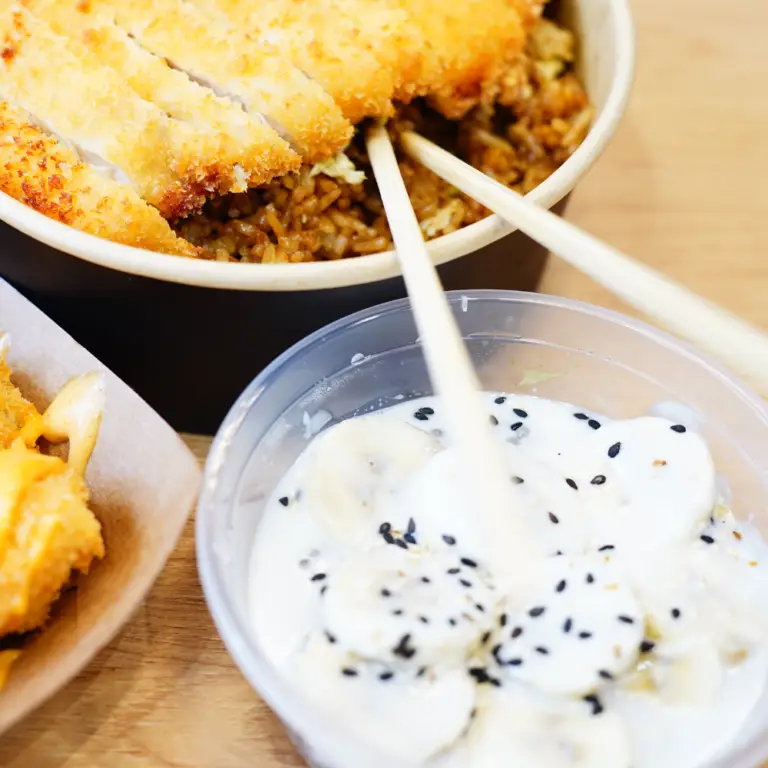 Bangcook – Tapioca Banane, un dessert thaï onctueux au lait de coco avec perles de tapioca et morceaux de banane fondante.