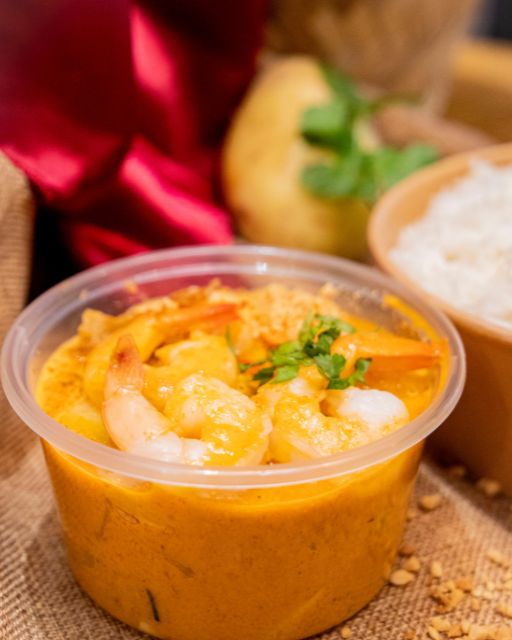 Bangcook – Curry Massaman Crevettes, un curry thaï onctueux au lait de coco, crevettes mijotées, pommes de terre et cacahuètes.