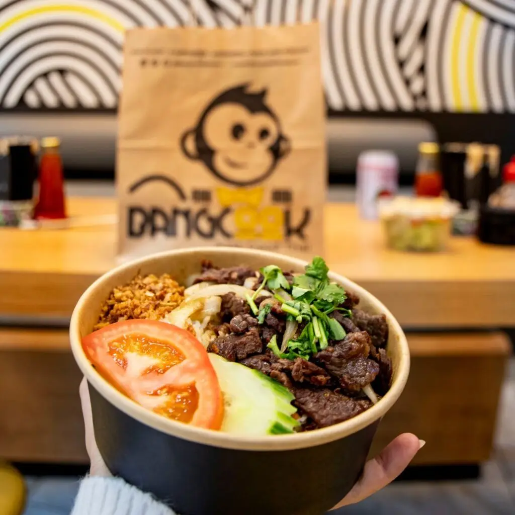 Bol Bangcook au bœuf thaï mariné, riz parfumé, légumes frais et herbes aromatiques, servi dans un emballage écoresponsable