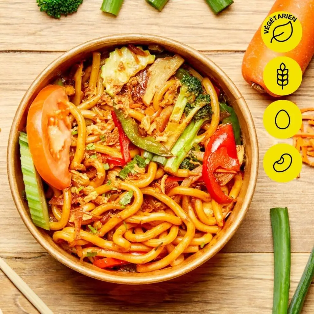 Bangcook Udon Légumes - Nouilles Udon sautées avec un mélange de légumes frais au wok, plat végétarien savoureux et coloré.