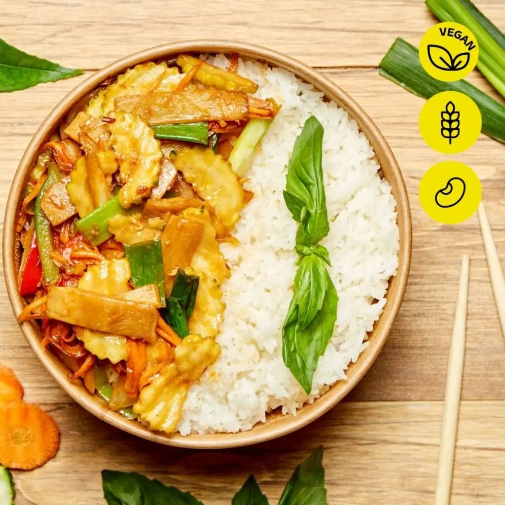 Bangcook – Basilic Thaï Légumes, wok de légumes sautés au basilic thaï, accompagné de riz parfumé, une street food thaï vegan authentique.
