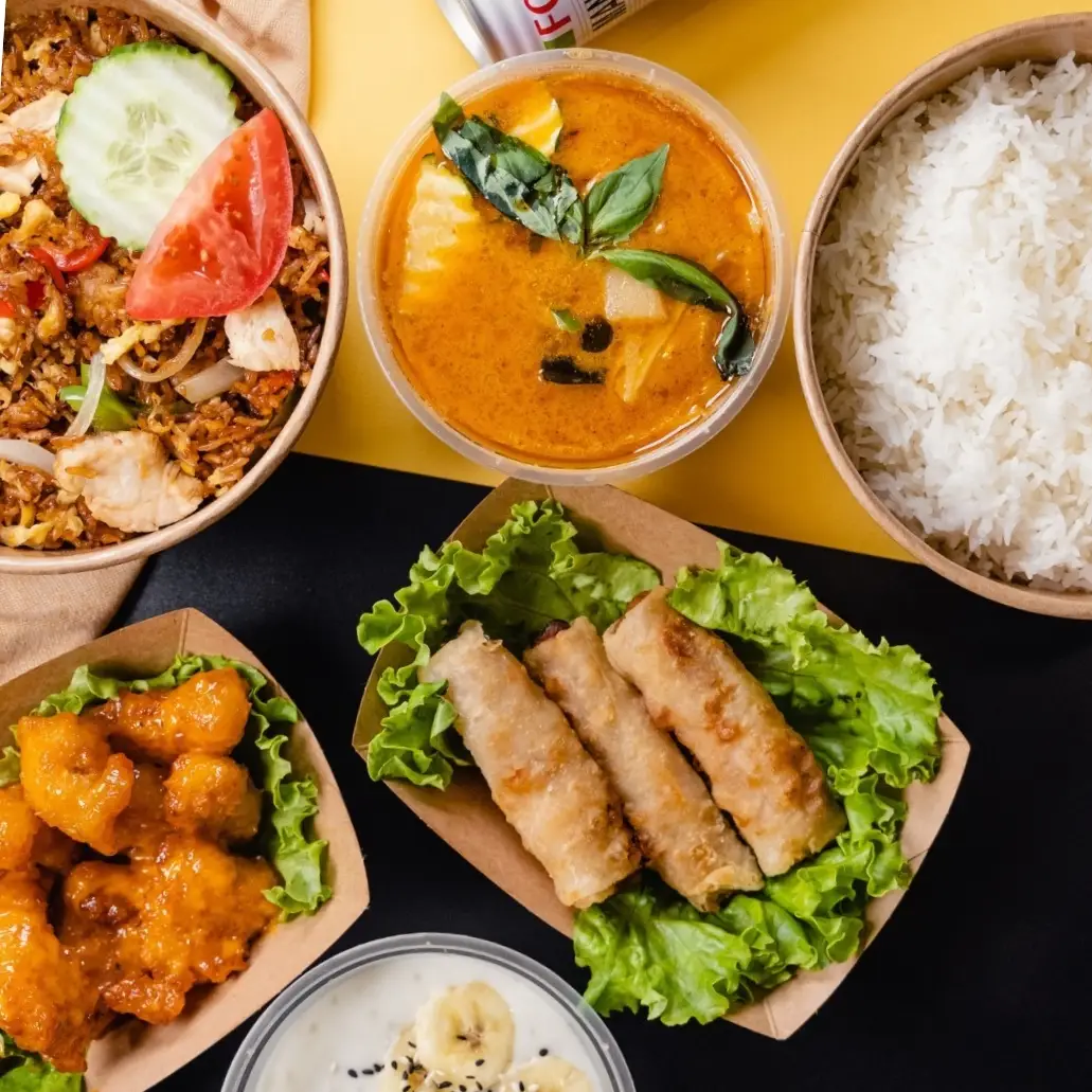 Cuisine thaï de qualité : nems croustillants, curry parfumé, riz thaï et plats authentiques préparés avec des ingrédients frais