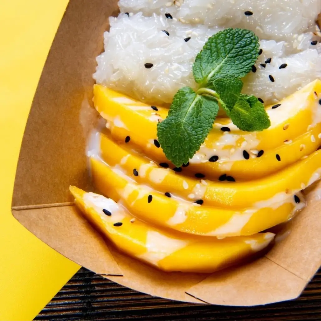Mango sticky rice, le dessert thaïlandais emblématique à base de riz gluant, mangue fraîche et lait de coco