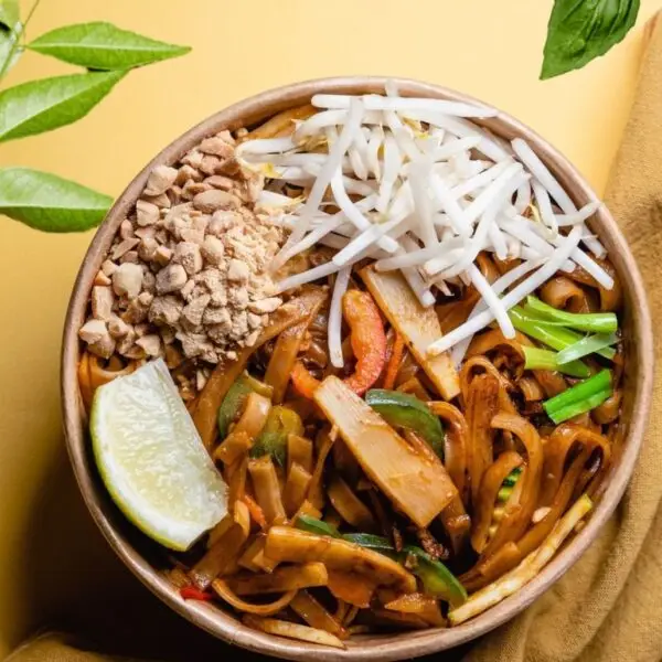 Pad thaï vegan aux nouilles de riz, légumes croquants, cacahuètes et citron vert – Une option saine et gourmande