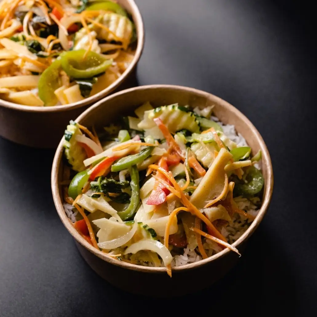 Bol thaï végétarien avec légumes croquants et riz parfumé, une option healthy et savoureuse