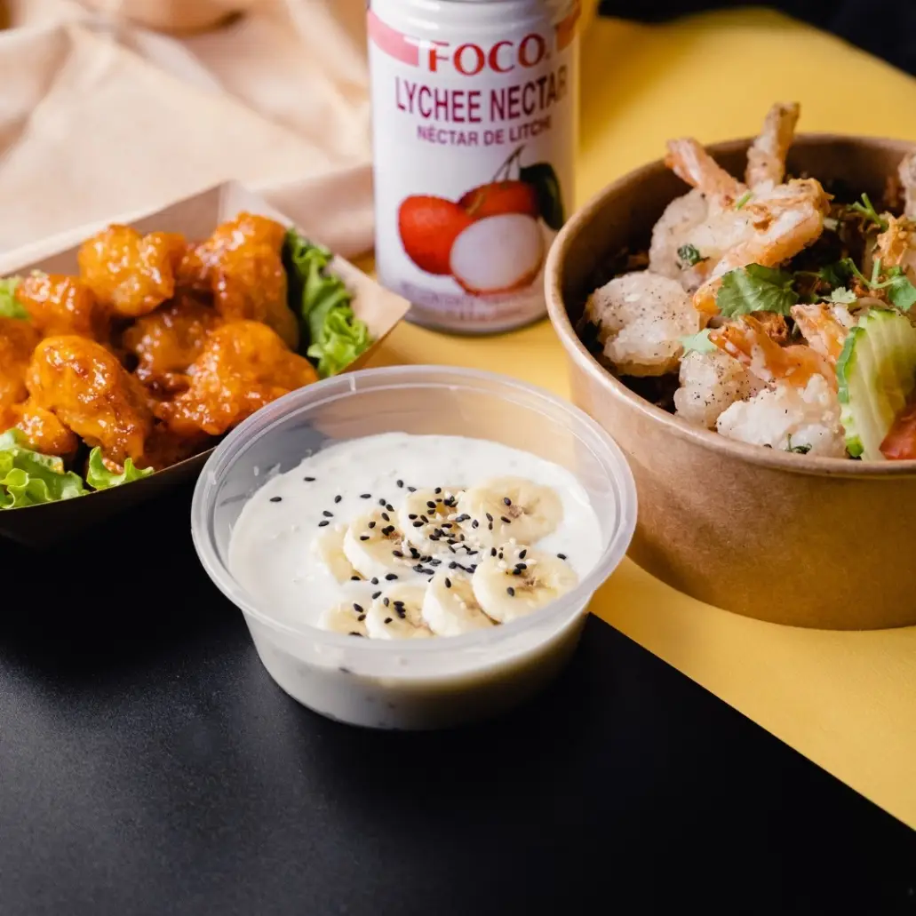 Menu thaï en livraison : crevettes croustillantes, sauce épicée, dessert gourmand et nectar de litchi"