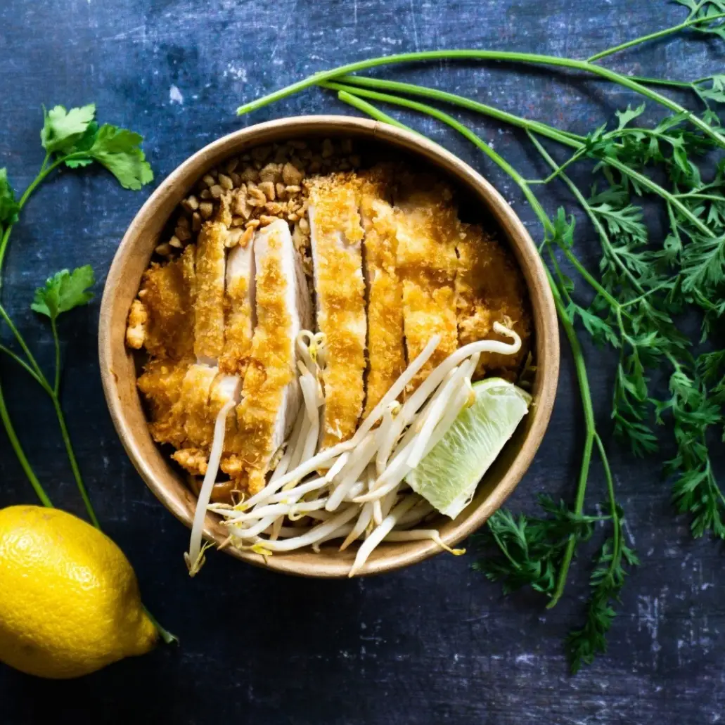 Poulet thaï croustillant : une recette gourmande avec riz, cacahuètes et citron vert