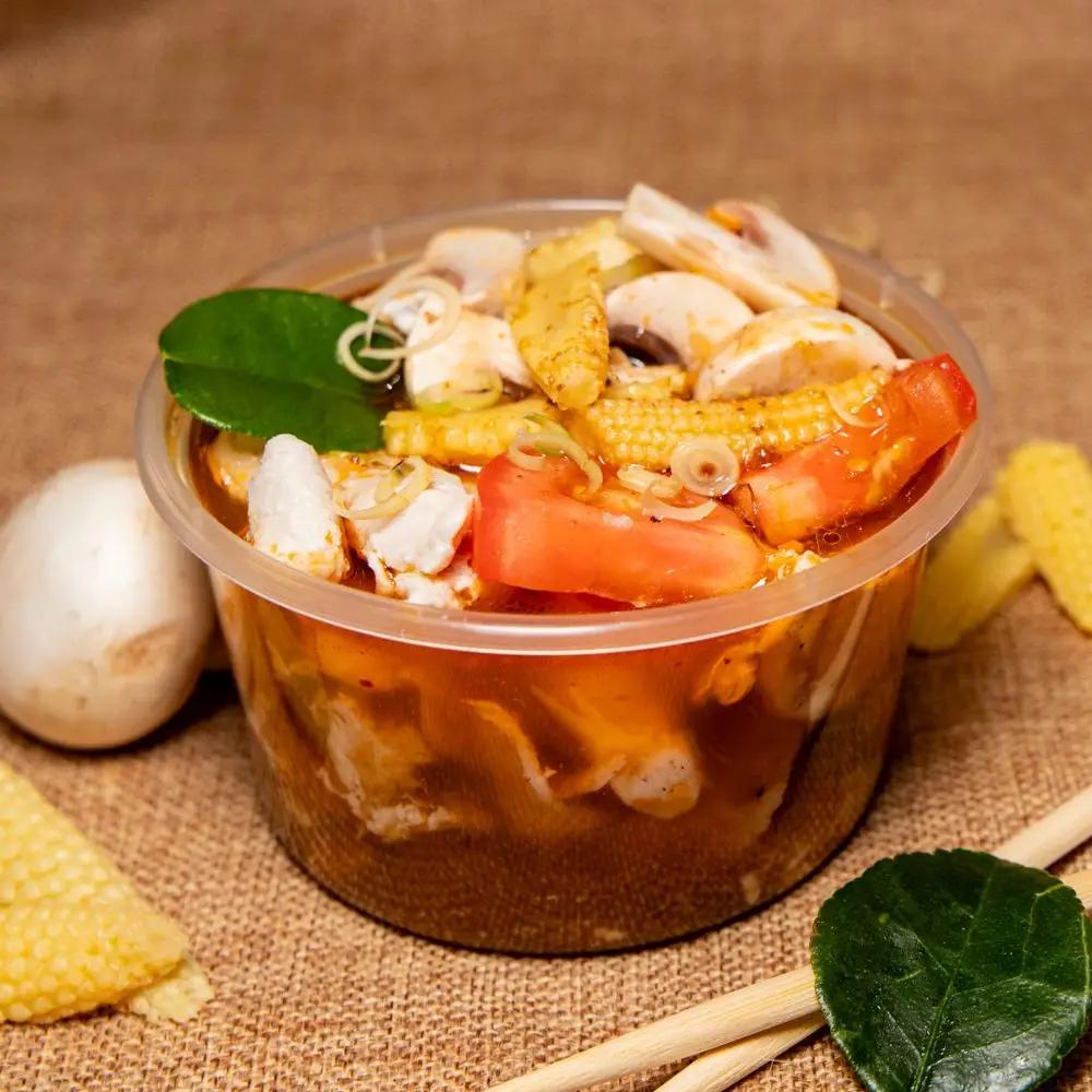 Bangcook â Soupe Tom Yum soupe citronnelle - Poulet, un bouillon thaĂŻ Ă©picĂ© et parfumĂ© Ă la citronnelle, garni de poulet et dâherbes fraĂźches