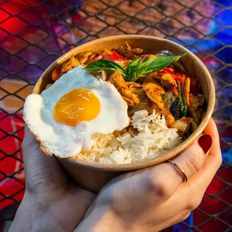 Le basilic thai poulet de bangcook thai street food, wok de légumes sauté avec du basilique thai aux poulet