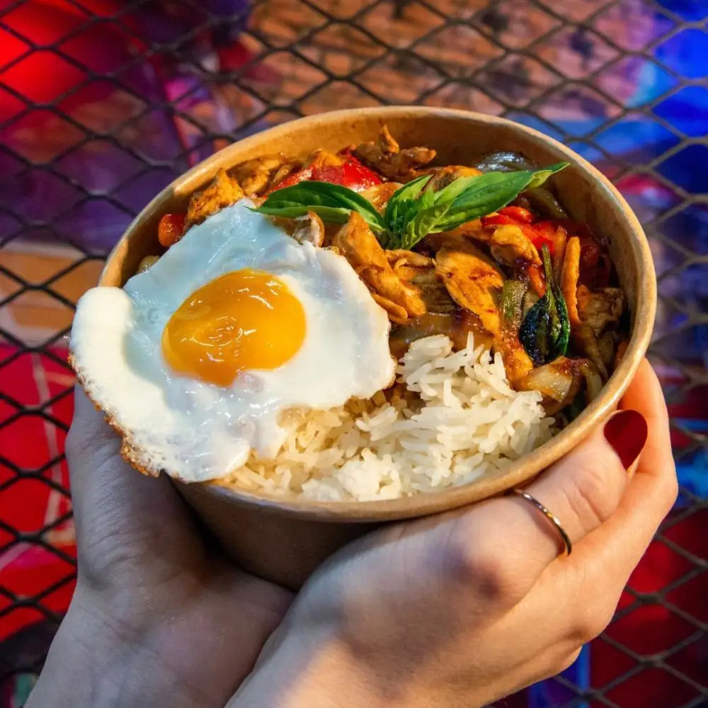 Le basilic thai poulet de bangcook thai street food, wok de légumes sauté avec du basilique thai aux poulet