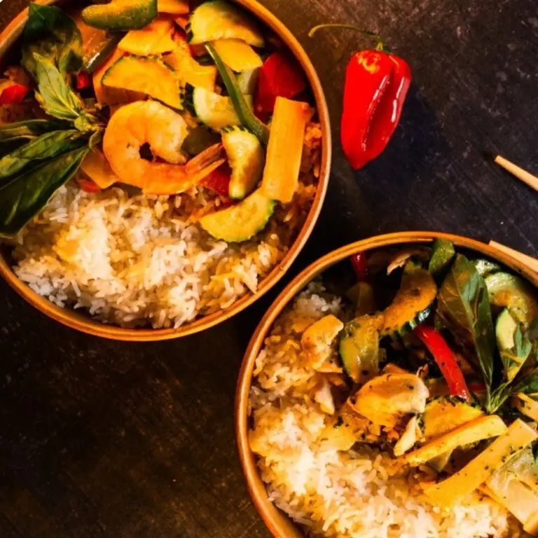 Riz jasmin, crevettes ou poulet sautés au wok avec basilic thaï et légumes croquants – cuisine thaï livrée par BANGCOOK