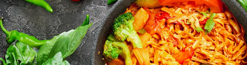 Nouilles sautées au wok avec légumes croquants, plat végétarien Mi Prat de Bangcook Fast-Good thaïlandais
