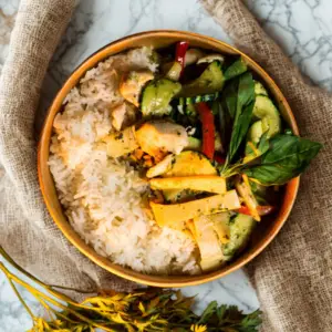 Wok thaï sauté au basilic sacré avec riz, légumes croquants et poivrons, plat emblématique Bangcook Fast-Good thaïlandais