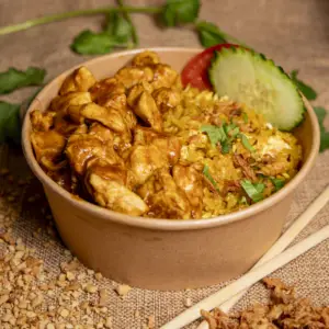 bol de riz thaï jeuna avec poulet grillé façon Chicken Satay, servies avec une sauce cacahuète onctueuse, spécialité Bangcook Fast-Good thaï