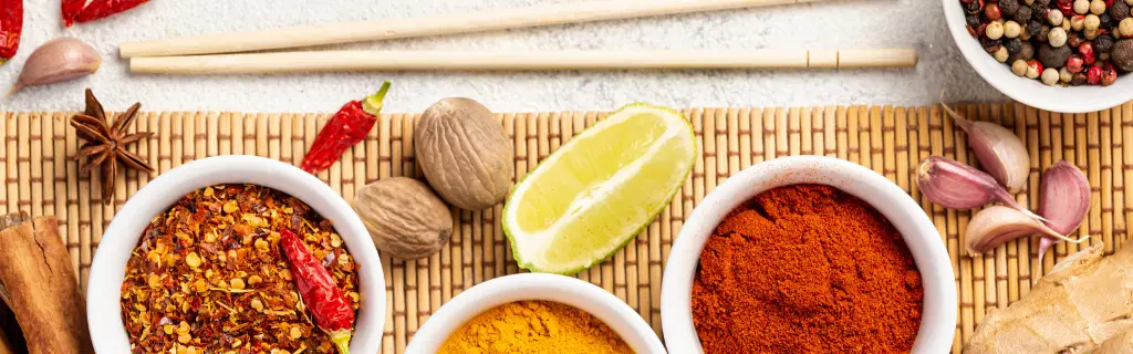 Street food thaï – mélange d’épices thaïlandaises : curcuma, gingembre, poivre et citron.