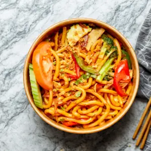 Nouilles udon sautées aux légumes croquants, plat végétarien Bangcook Fast-Good thaïlandais
