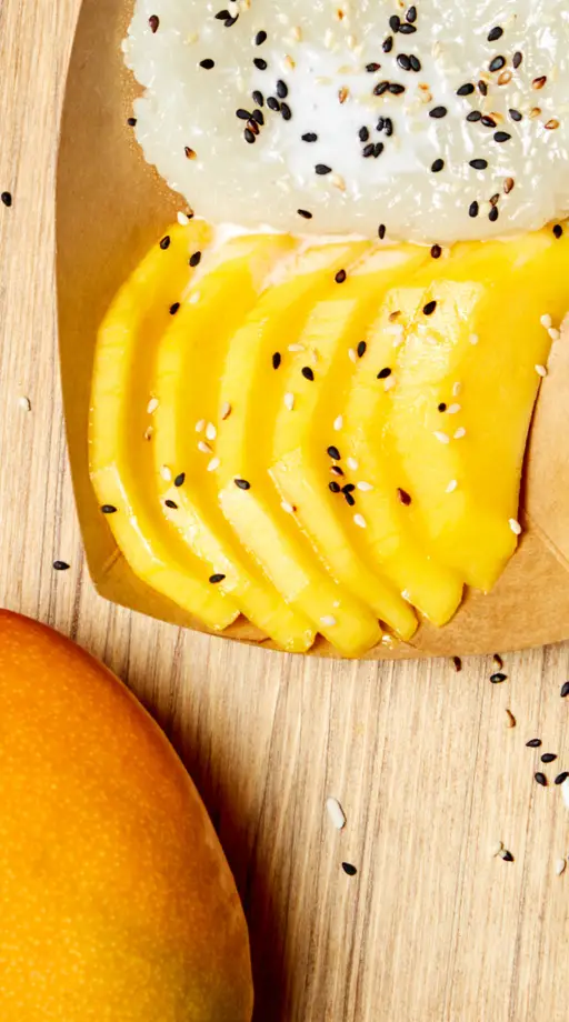 Thai mango sticky rice dessert traditionnel avec riz gluant et mangue fraîche chez Bangcook fast good thai