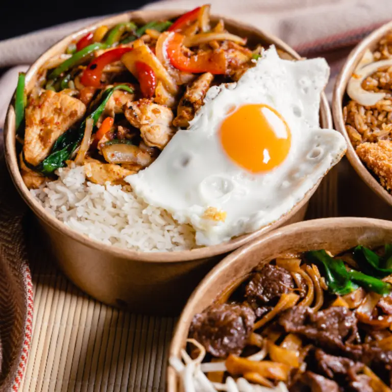 Bangcook Basilic Thaï (Pad Kra Pao) : sauté de poulet au basilic thaï, riz parfumé et saveurs authentiques de street food