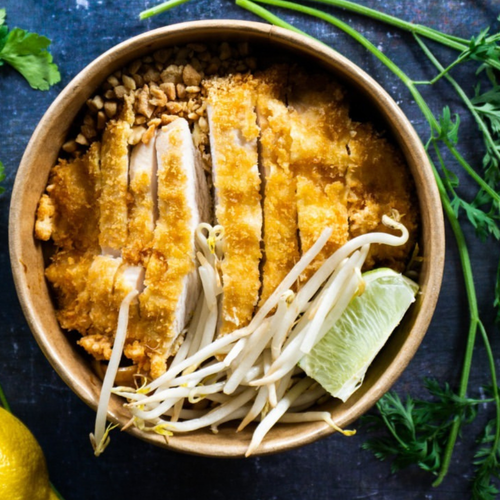 Assiette de Pad Thaï au poulet croustillant avec germes de soja et ciboule