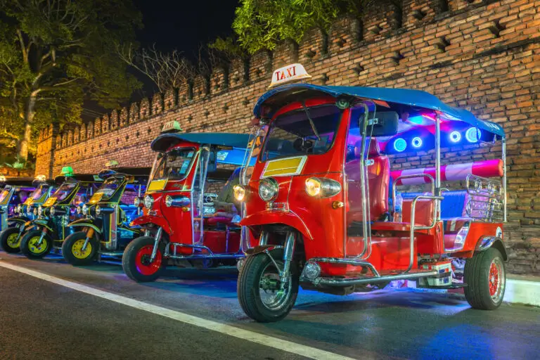 Tuk-tuk rouge à Bangkok, taxi traditionnel thaïlandais