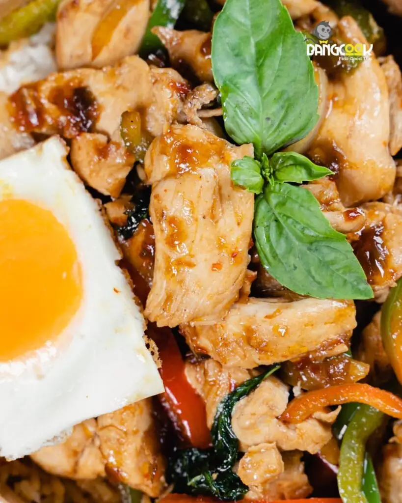 Poulet-au-basilic-thai-garniture-plat-street-food